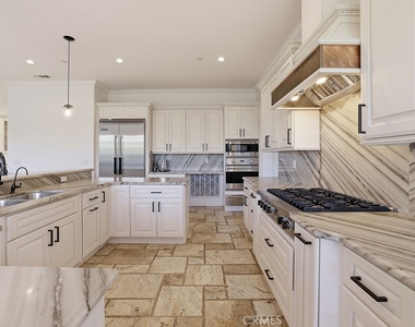921 Monarch - Photo Thumbnail 11