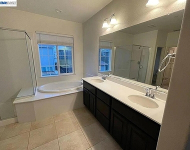 538 E Marcello Ave - Photo Thumbnail 9