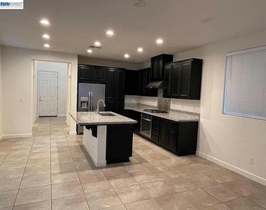 538 E Marcello Ave - Photo Thumbnail 5
