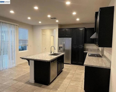 538 E Marcello Ave - Photo Thumbnail 4