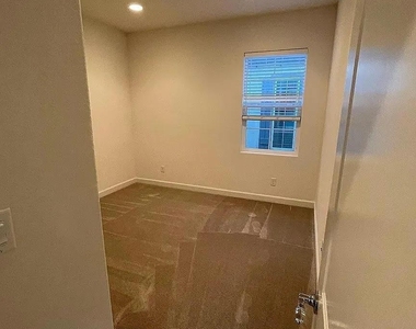 538 E Marcello Ave - Photo Thumbnail 13
