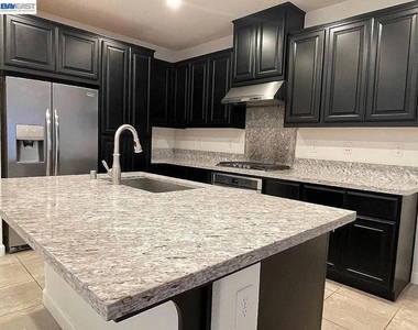 538 E Marcello Ave - Photo Thumbnail 3