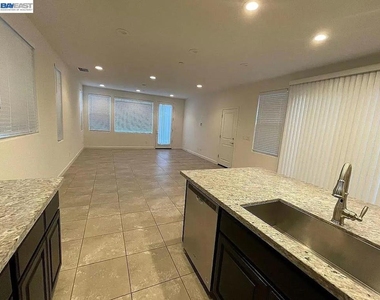 538 E Marcello Ave - Photo Thumbnail 6