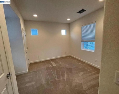 538 E Marcello Ave - Photo Thumbnail 7