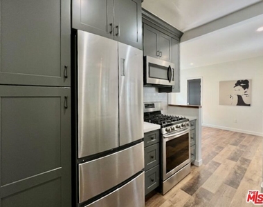652 N Dillon Street - Photo Thumbnail 3