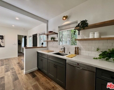 652 N Dillon Street - Photo Thumbnail 2