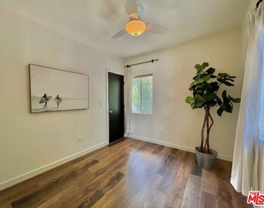 652 N Dillon Street - Photo Thumbnail 5