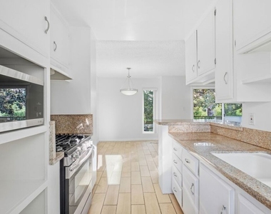 739 N Croft Avenue - Photo Thumbnail 6
