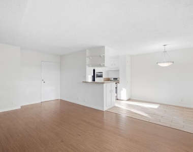 739 N Croft Avenue - Photo Thumbnail 2