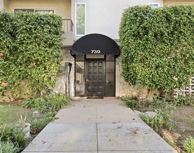 739 N Croft Avenue - Photo Thumbnail 19