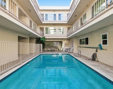 739 N Croft Avenue - Photo Thumbnail 21