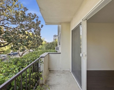 739 N Croft Avenue - Photo Thumbnail 7