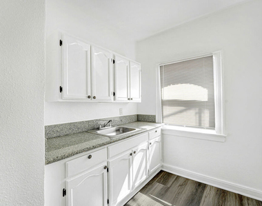 610 S Coronado Street - Photo Thumbnail 5