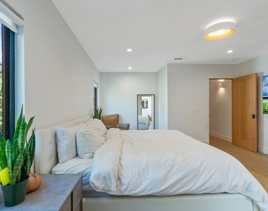 1861 W 38th Street - Photo Thumbnail 28