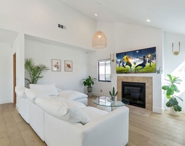 1861 W 38th Street - Photo Thumbnail 4