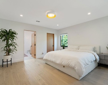 1861 W 38th Street - Photo Thumbnail 24