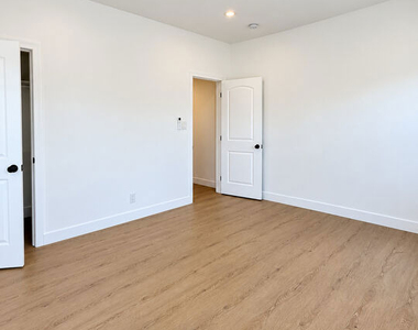 233 N Berendo Street - Photo Thumbnail 12