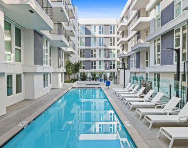 200 N Vermont Avenue - Photo Thumbnail 2