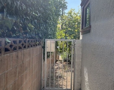 4443 Ambrose Avenue - Photo Thumbnail 22