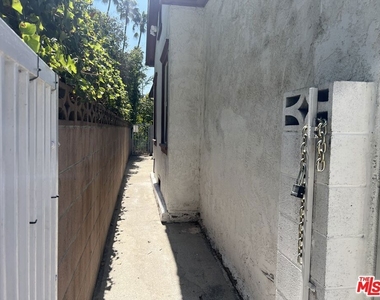 4443 Ambrose Avenue - Photo Thumbnail 21