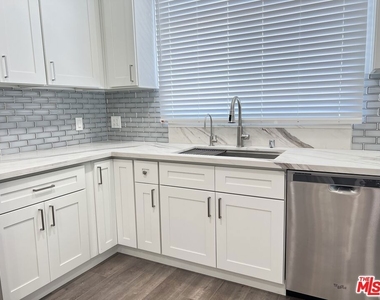 4443 Ambrose Avenue - Photo Thumbnail 5