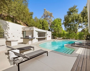 16957 Mooncrest Drive - Photo Thumbnail 22