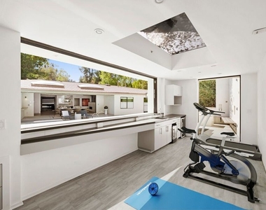 16957 Mooncrest Drive - Photo Thumbnail 28