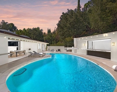 16957 Mooncrest Drive - Photo Thumbnail 27