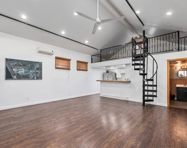 6438 W 87th Place - Photo Thumbnail 3