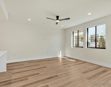 1103 Catania Ct - Photo Thumbnail 8