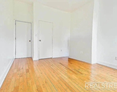 369 Menahan Street - Photo Thumbnail 4