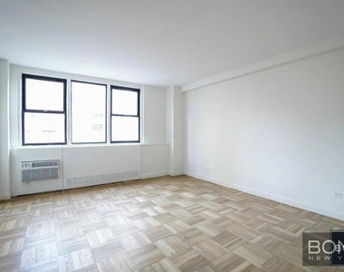 East 79th Street - Photo Thumbnail 3