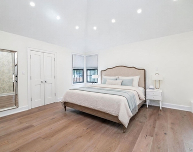 344 E Beech Street - Photo Thumbnail 13