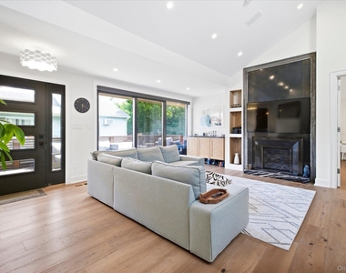 344 E Beech Street - Photo Thumbnail 9