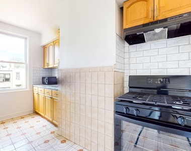 20-13 Greene Avenue - Photo Thumbnail 4