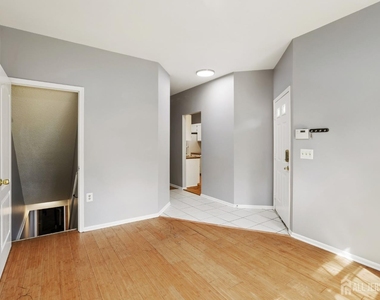 1507 Wagon Wheel Court - Photo Thumbnail 2