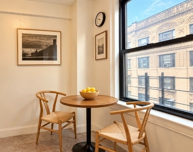 900 W End Avenue - Photo Thumbnail 2