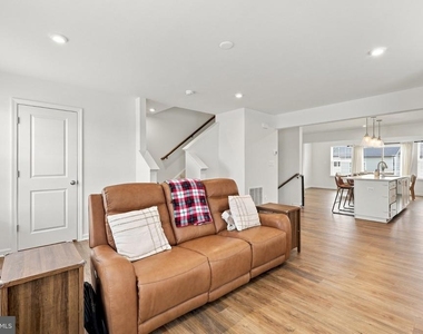 299 Aragon Drive - Photo Thumbnail 9