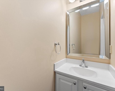 407 Lakeview Court - Photo Thumbnail 16