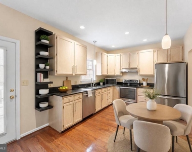 407 Lakeview Court - Photo Thumbnail 9