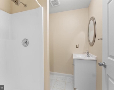 407 Lakeview Court - Photo Thumbnail 32