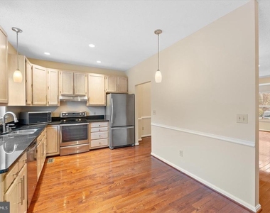 407 Lakeview Court - Photo Thumbnail 13