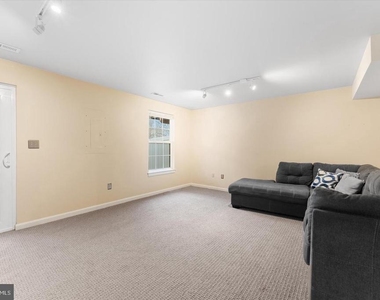407 Lakeview Court - Photo Thumbnail 30