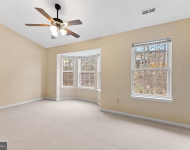 407 Lakeview Court - Photo Thumbnail 18