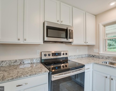 1900 Mimosa Street - Photo Thumbnail 7