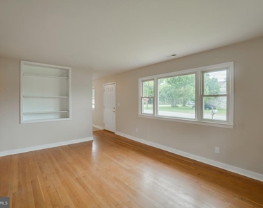 1900 Mimosa Street - Photo Thumbnail 3