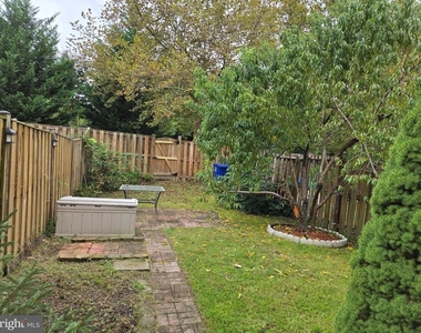 128 Hampshire Square Sw - Photo Thumbnail 3
