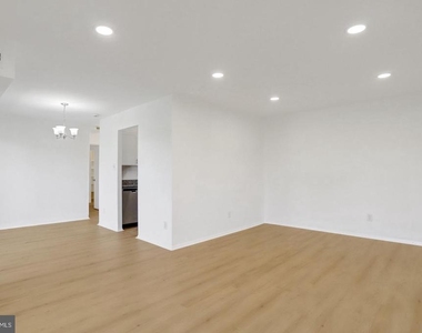 2909 Charing Cross Road - Photo Thumbnail 5