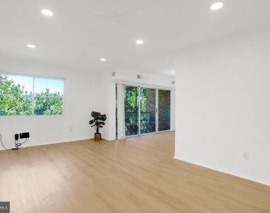 2909 Charing Cross Road - Photo Thumbnail 2