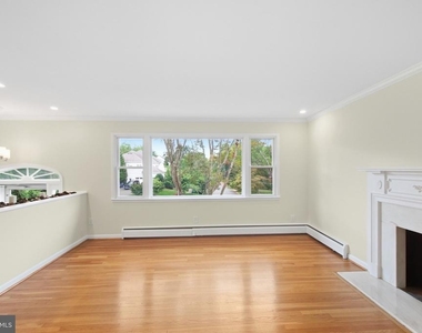 1036 Carper Street - Photo Thumbnail 5